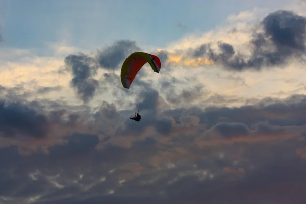 Paraglider flight in Crimea — Stock Photo, Image