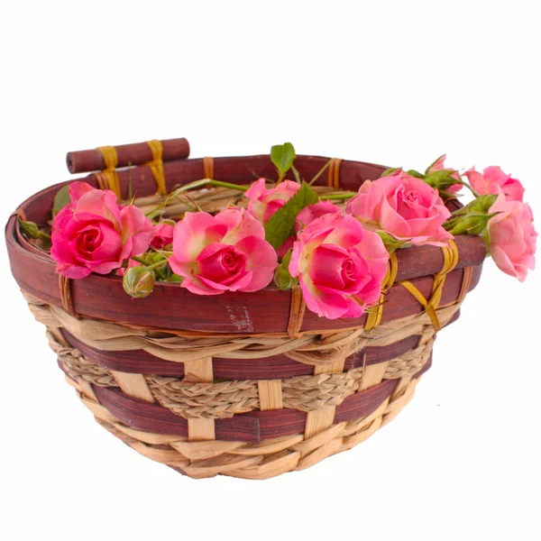 Rosas rosadas en una canasta —  Fotos de Stock