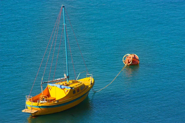 Большая лодка в море — стоковое фото