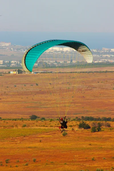 クリミア自治共和国でのパラグライダー フライト — ストック写真