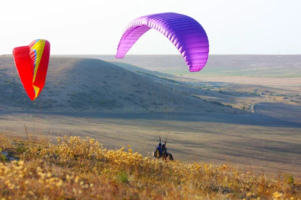 Gleitschirmflug auf der Krim — Stockfoto