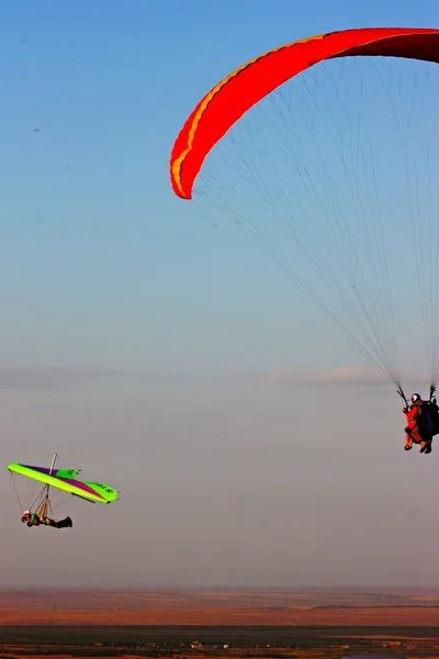 滑翔伞飞行在克里米亚 — 图库照片
