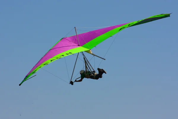在克里米亚夏季采取悬挂滑翔 — 图库照片