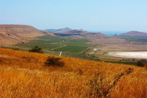 Vackert landskap av Krim berg, sjöar, hav och fält — Stockfoto