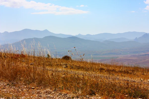 Красивий краєвид кримських гір, озер, море і полів — стокове фото
