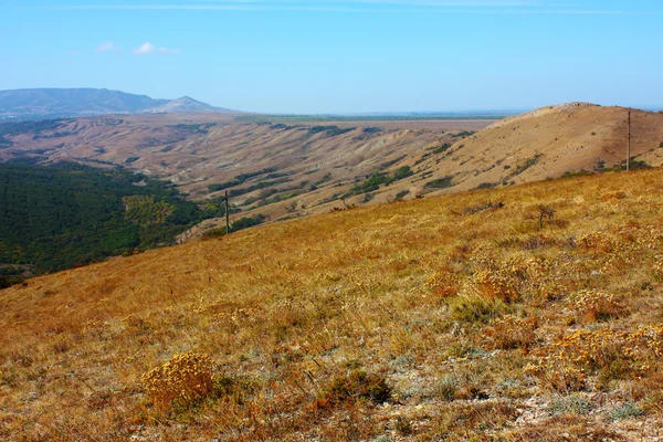 Hermoso paisaje de las montañas de Crimea, lagos, mar y campos — Foto de Stock
