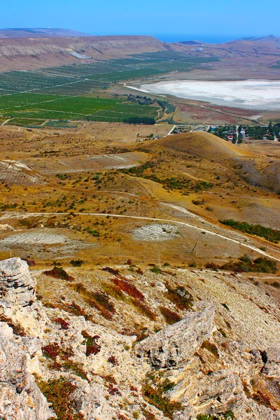 Wunderschöne Landschaft mit Krimbergen, Seen, Meer und Feldern — Stockfoto