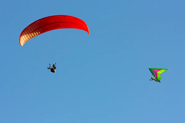 滑翔伞飞行在克里米亚 — 图库照片