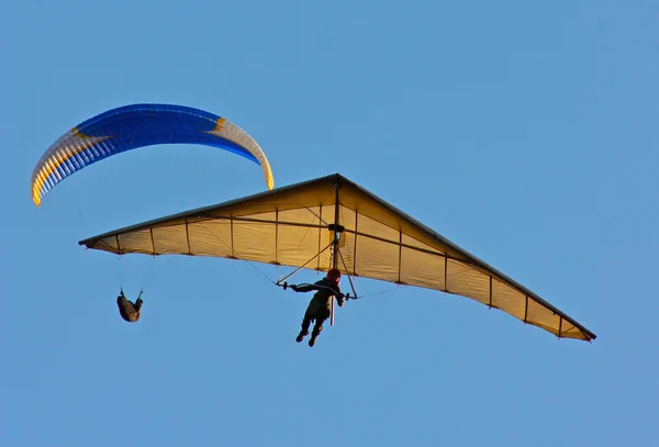 Paraglider flyg i Krim — Stockfoto