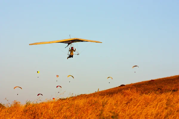 在克里米亚夏季采取悬挂滑翔 — 图库照片