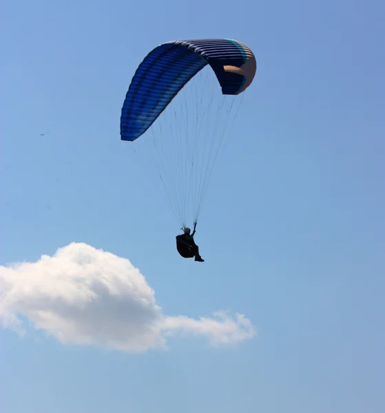 クリミア自治共和国でのパラグライダー フライト — ストック写真