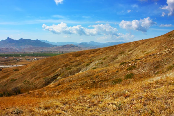 Wunderschöne Landschaft mit Krimbergen, Seen, Meer und Feldern — Stockfoto