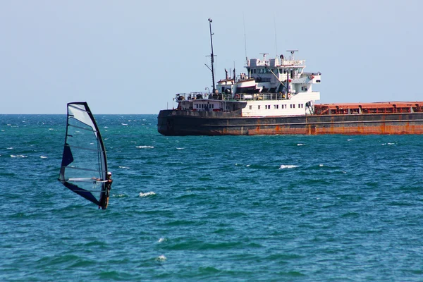 Виндсерфинг в Крыму — стоковое фото