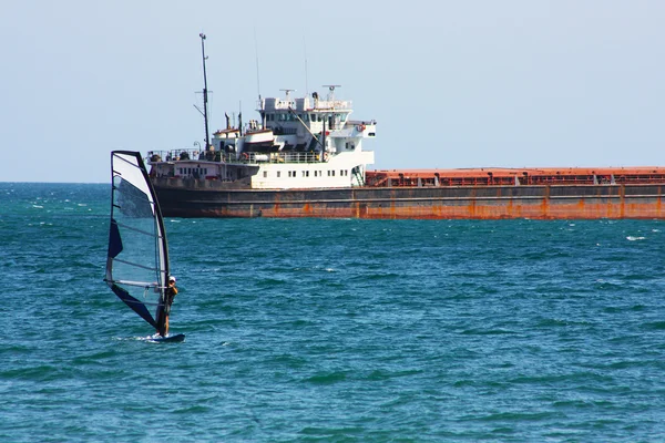 Виндсерфинг в Крыму — стоковое фото