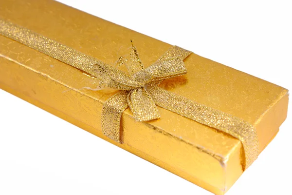 Открытая золотая коробка в подарок — стоковое фото
