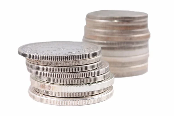 Hromádky mincí stříbrné peníze — Stock fotografie