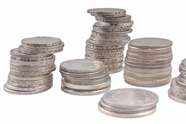 Hromádky mincí stříbrné peníze — Stock fotografie
