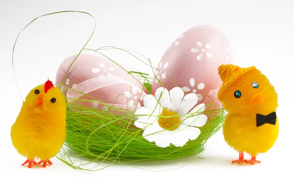 Huevos de Pascua y polluelos de Pascua —  Fotos de Stock