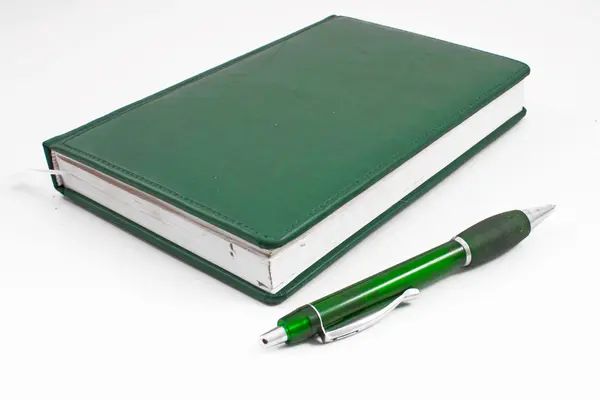Zelený notýsek a tužku — Stock fotografie