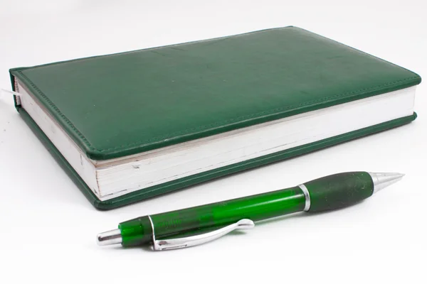 Zelený notýsek a tužku — Stock fotografie