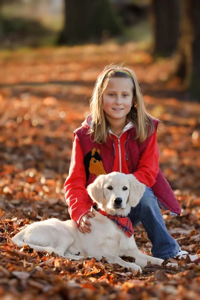 Šťastná holčička s štěně — Stock fotografie