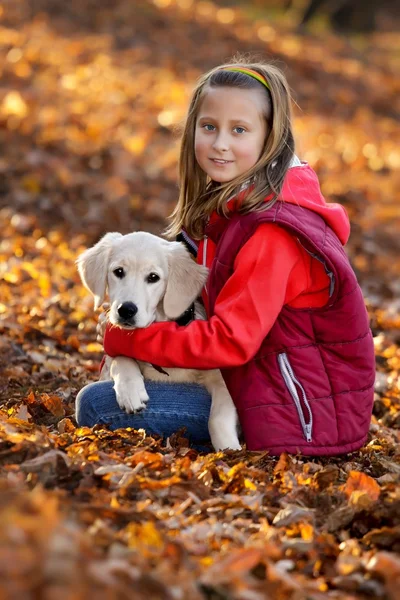 Menina feliz com filhote de cachorro — Fotografia de Stock