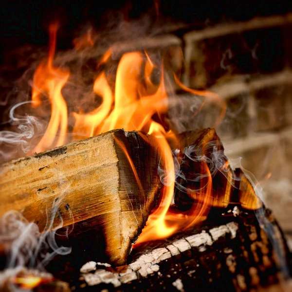 Φωτιά σε φούρνο - κοντινό πλάνο — Φωτογραφία Αρχείου
