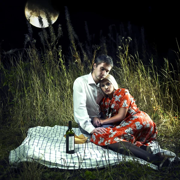 Amantes en el picnic a la luz de la luna —  Fotos de Stock