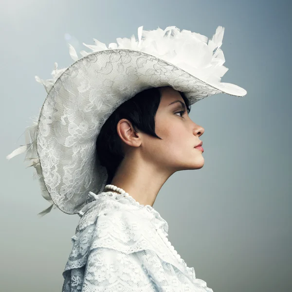 Жінка в старовинній шапці — стокове фото