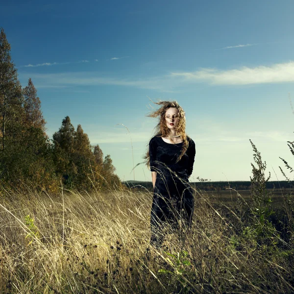 Kvinna i vetefält — Stockfoto