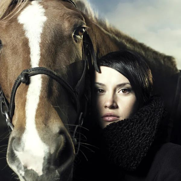Bella ragazza e cavallo — Foto Stock