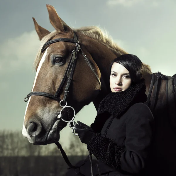 Mooi meisje en paard — Stockfoto