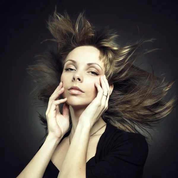 Красивая женщина с великолепными волосами — стоковое фото