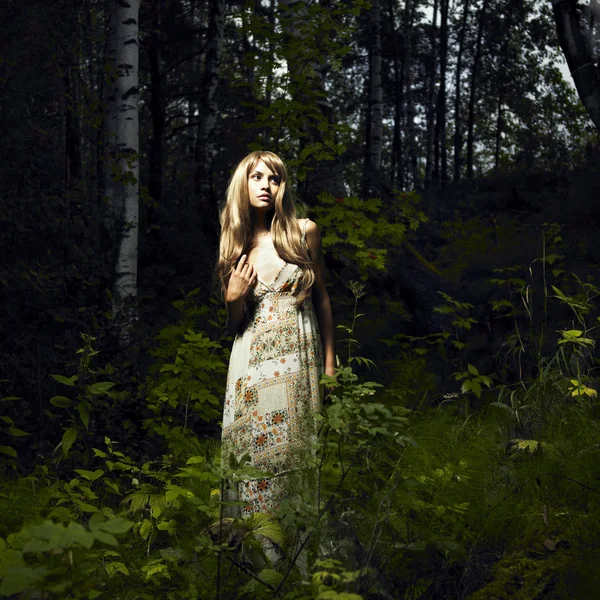 Flicka i fairy forest — Stockfoto