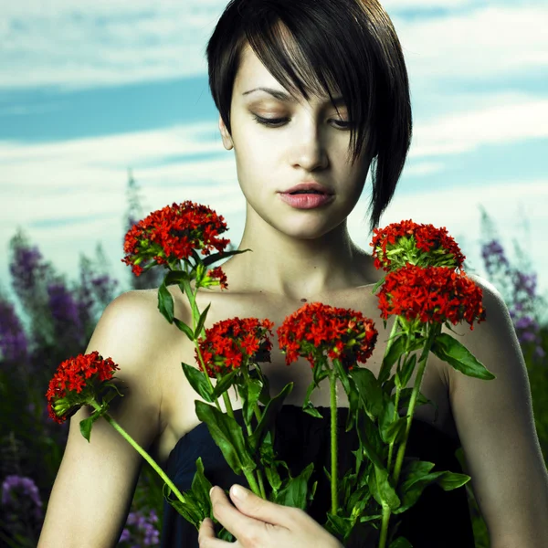 Chica en el prado de flores —  Fotos de Stock
