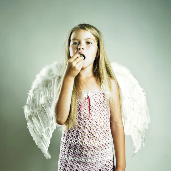天使の羽を持つ美しい幸せな女の子 — ストック写真