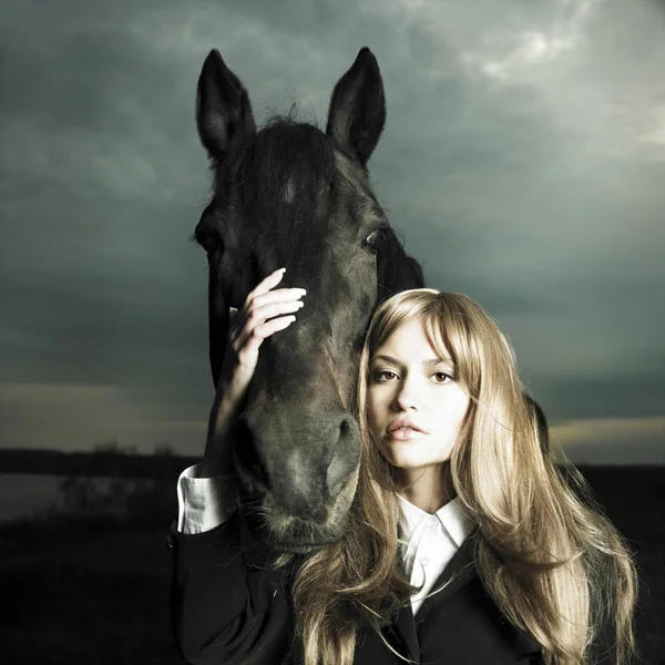Menina bonita e cavalo — Fotografia de Stock
