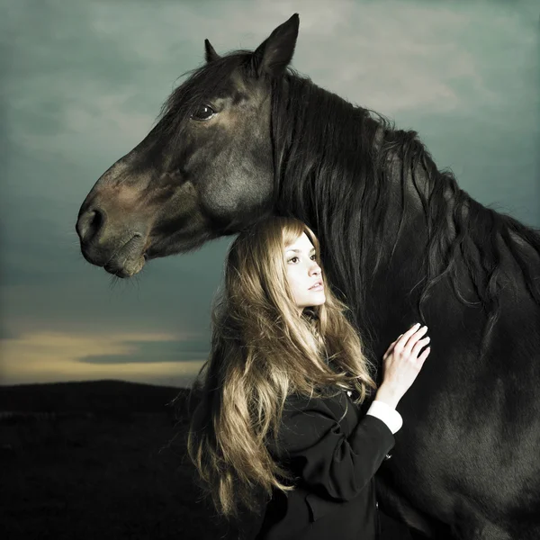 Vacker flicka och häst — Stockfoto