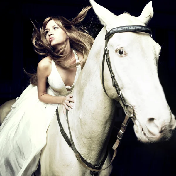 Красивая девушка и белый конь — стоковое фото