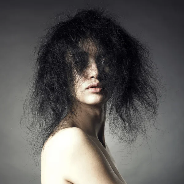 ふさふさした髪の壮大な官能的な女性 — ストック写真