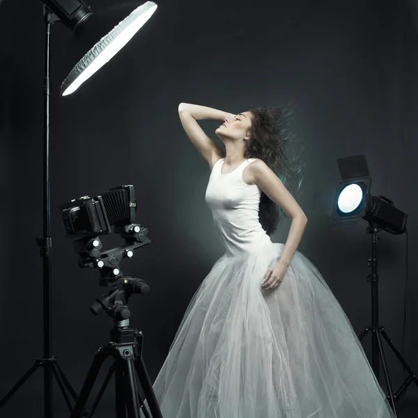 美しい女性の写真スタジオでポーズを取る — ストック写真