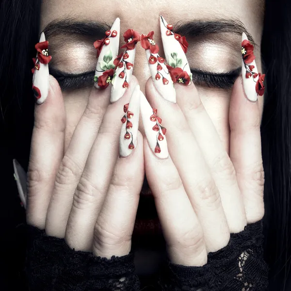 Retrato Uma Bela Jovem Com Unhas Designer Longo — Fotografia de Stock