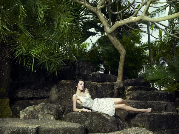Junge brünette Schönheit in einem tropischen Wald — Stockfoto