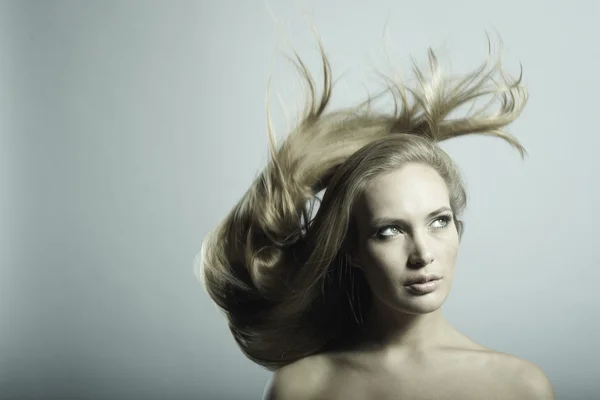 Mooie vrouw met prachtige haren — Stockfoto