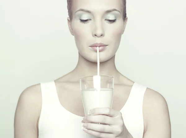 Vacker flicka med glas mjölk — Stockfoto