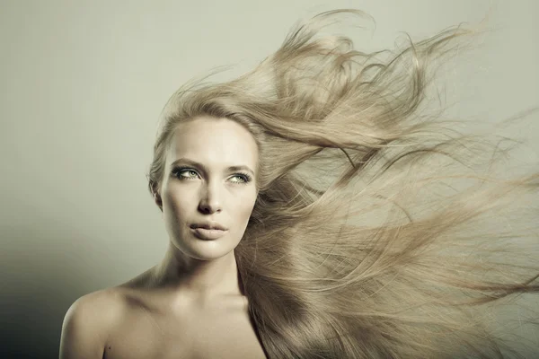 Красивая женщина с великолепными волосами — стоковое фото