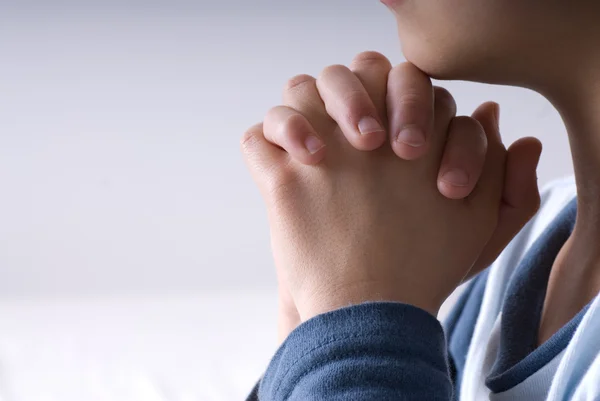 Mały Chłopiec Modląc Się Przed Pójściem Łóżka — Zdjęcie stockowe