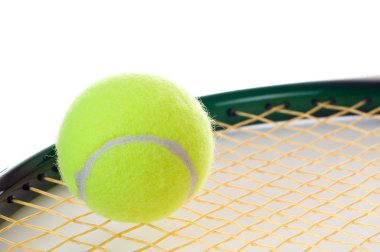 Tenis raketi üzerinde tek sarı tenis topu