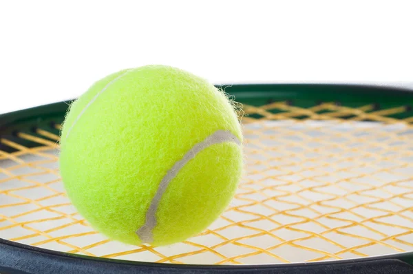 Tenis raketi üzerinde tek tenis topu — Stok fotoğraf