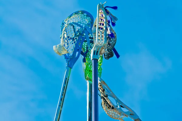Lacrosse Sticks im Himmel — Stockfoto